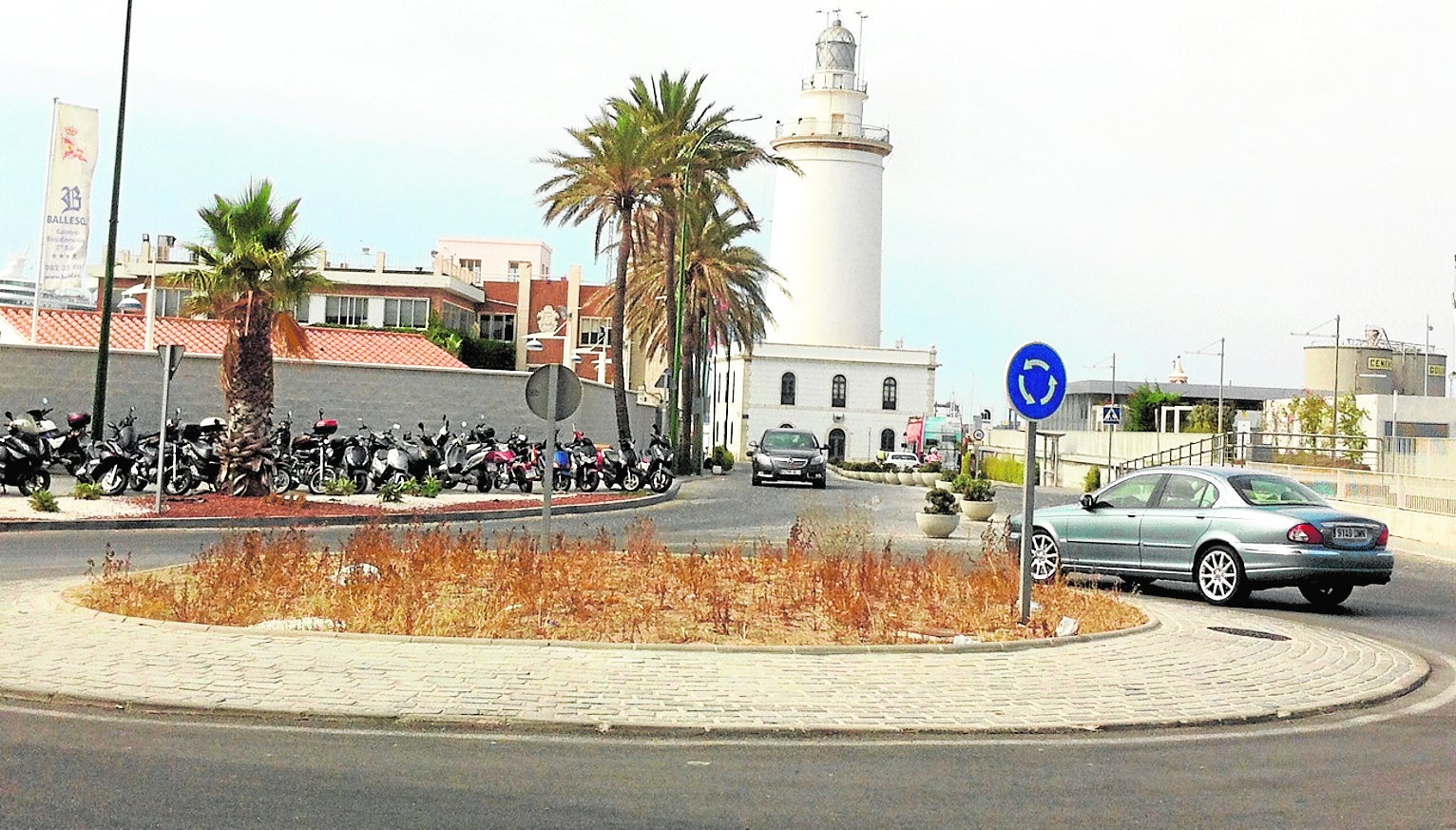 Imagen de la rotonda de acceso a la Farola. 