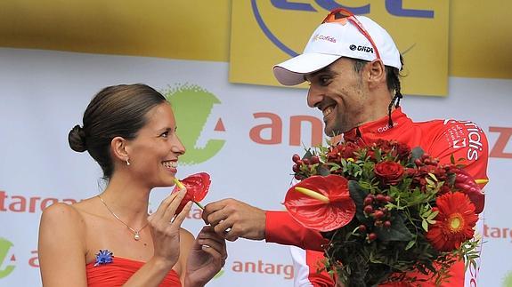 Maté regala una flor a una azafata en el podio del Tour.