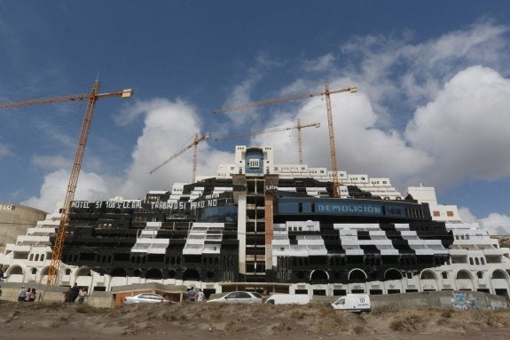 Imagen reciente del hotel de El Algarrobico en la localidad almeriense de Carboneras, objeto de una polémica judicial que va camino de eternizarse.  