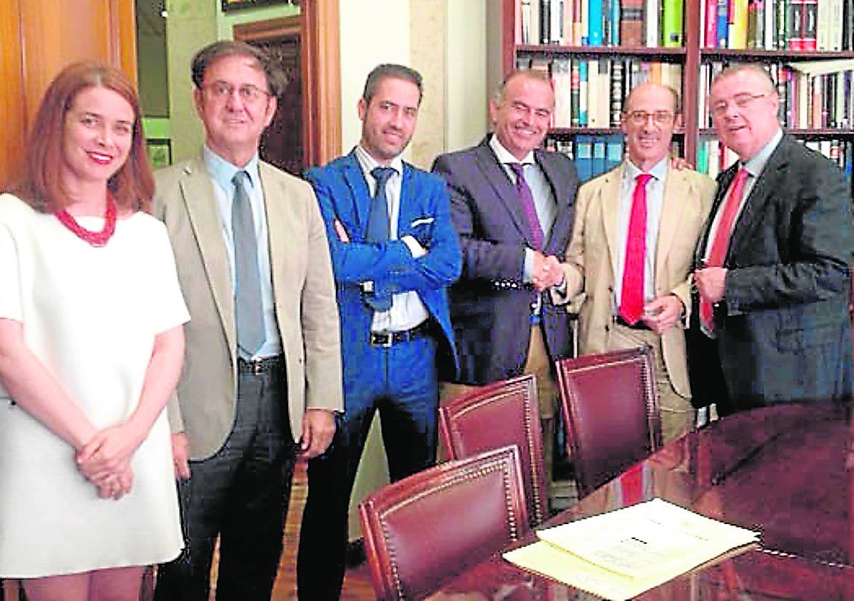 Miguel Ángel Troya (Unicaja) yJosé María Basañez (Tecnitasa) se estrechan la mano. r