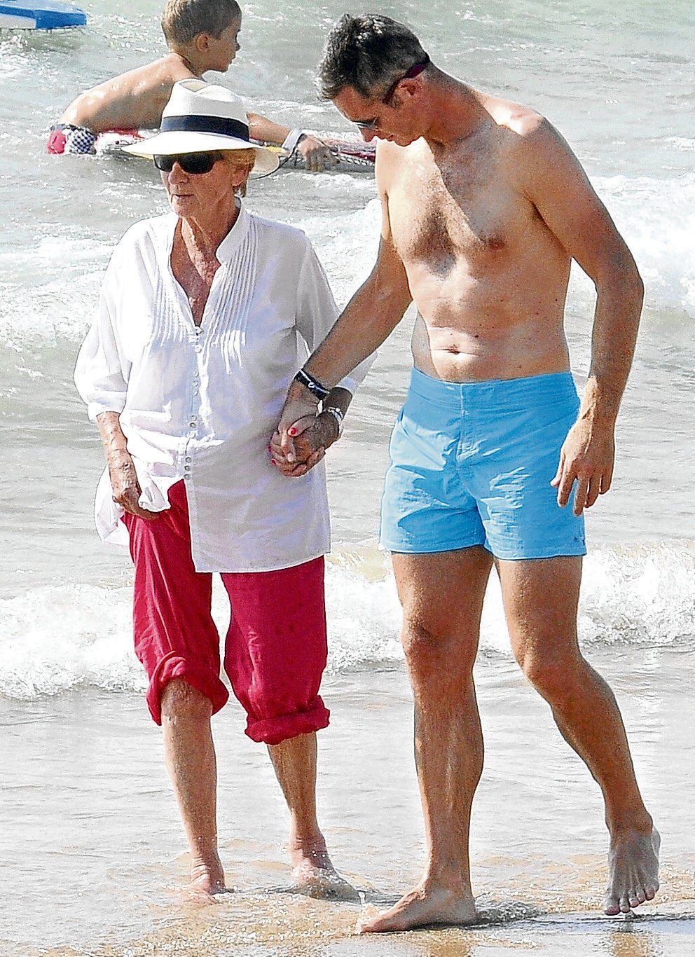 Iñaki Urdangarin y su madre, de la mano por la orilla de la playa. 