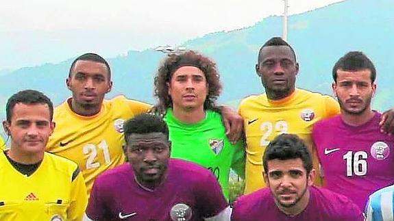 Ochoa (de verde), en la foto que se hicieron los dos equipos juntos antes del encuentro. 