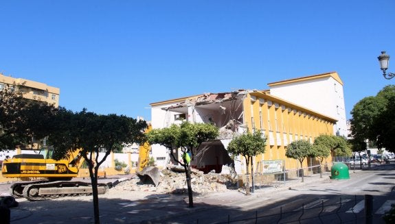 Derriban el colegio Valeriano López, el último edificio en pie en la parcela del Gran Bulevar