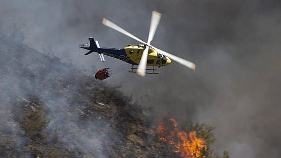 Tres médios aéreos y 56 personas en tierra siguen trabajando en el incendio de Los Montes
