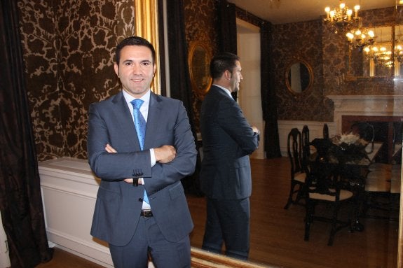 González, en el salón de los espejos, que conserva la esencia del emblemático hotel. 
