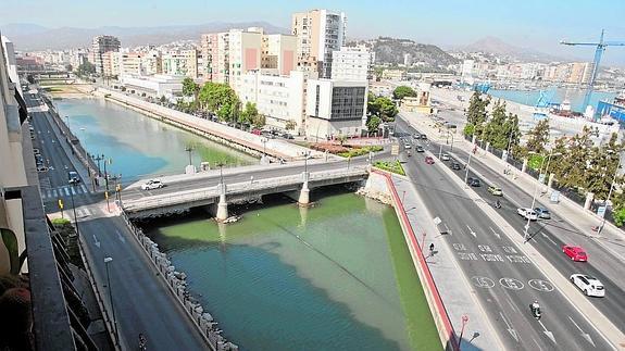 Vecinos denuncian que las obras en el Guadalmedina no acabarán con los malos olores