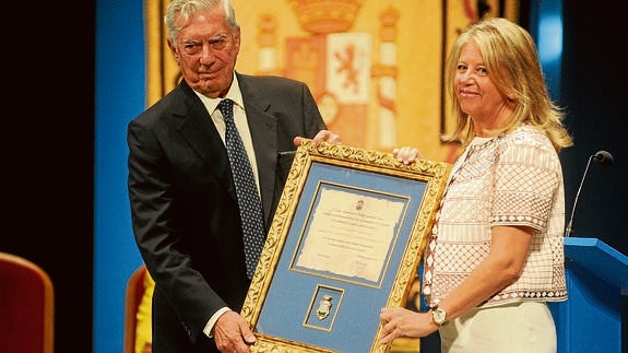Vargas Llosa recibe el título de Hijo Adoptivo de manos de la alcaldesa, Ángeles Muñoz. 