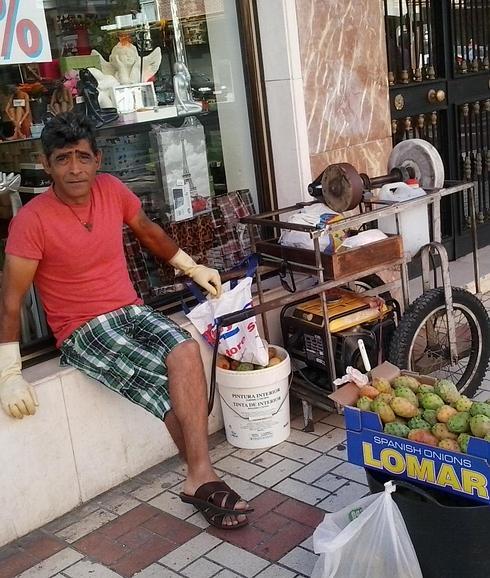 Antonio, afilador y en verano vendedor de chumbos.