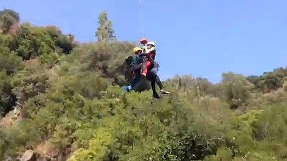 Momento en el que trasladan a la mujer a un helicóptero. 