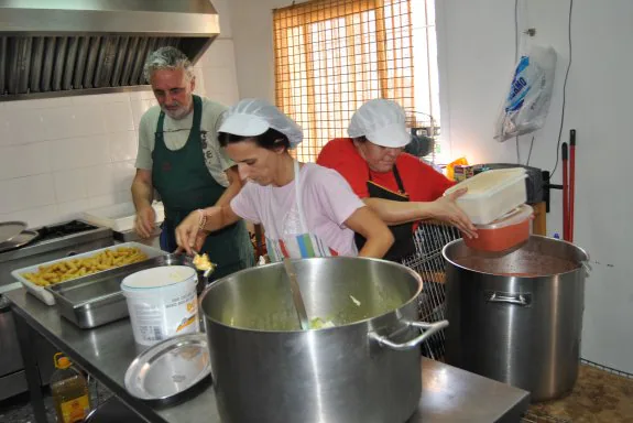 Cocineros del comedor social Emaús preparando la comida del día. :: L.P.
