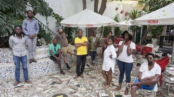 Los nueve artistas africanos posan en el patio de la Casa Invisible, donde se alojan durante su estancia en Málaga.