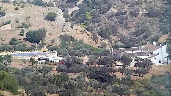 El coso taurino se encuentra en la zona del cortijo Los Pilones. 