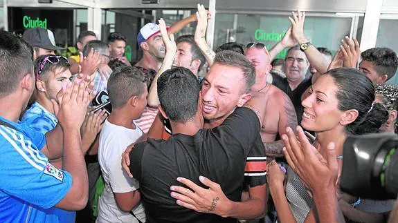 Tres de los detenidos, ayer, a la salida del juzgado tras quedar en libertad, rodeados de familiares y amigos. 