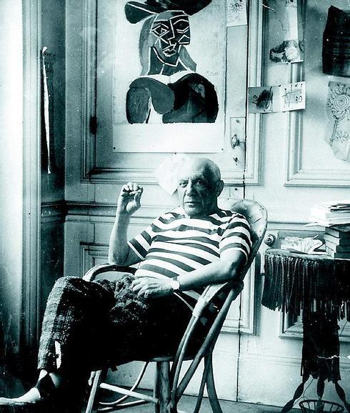 Picasso, en una de su residencia en la Costa Azul © VEGAP Sucesión Picasso 2014.