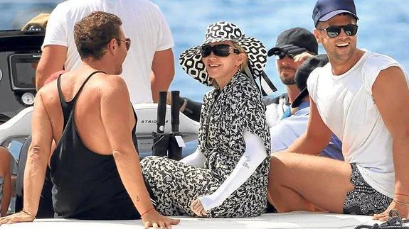 Madonna, embutida en la extraña indumentaria con la que salió a navegar por las aguas de Ibiza con unos amigos.