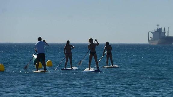 Un grupo de personas practicando paddle surf