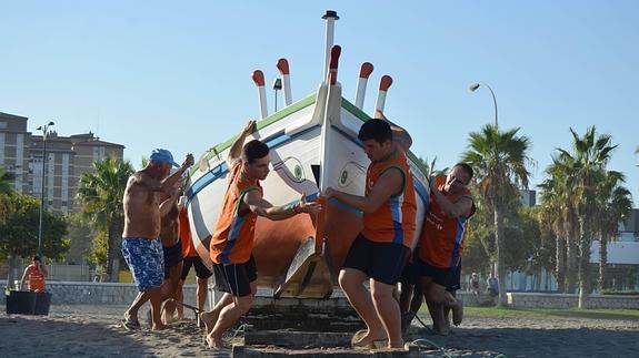 Los jabegotes de ‘La Fogonera’, botando ayer la embarcación en la Playa de San Andrés. 