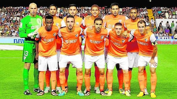 Formación del equipo en Mestalla en la primera jornada de la pasada temporada. 