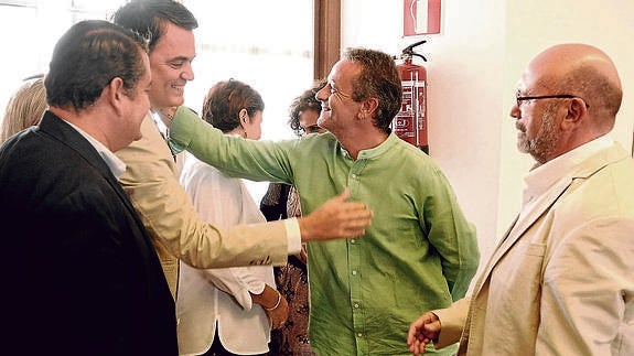 Castro (IU) saluda a Rojas y Sanz (PP) al iniciarse la reunión. 