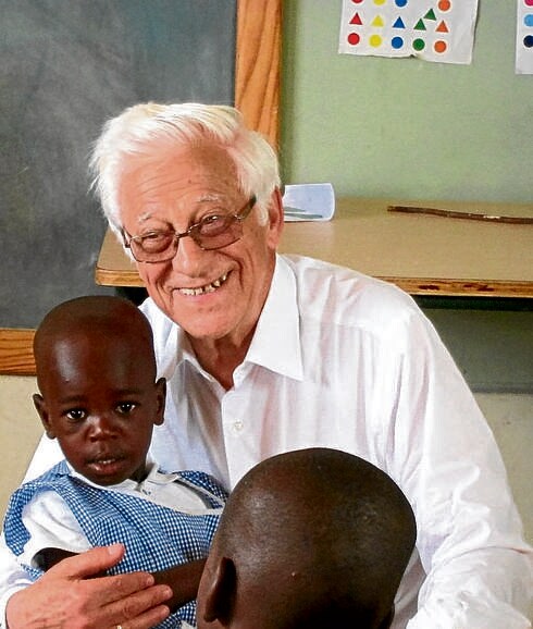 El padre Ángel, en una escuela de Haití. 