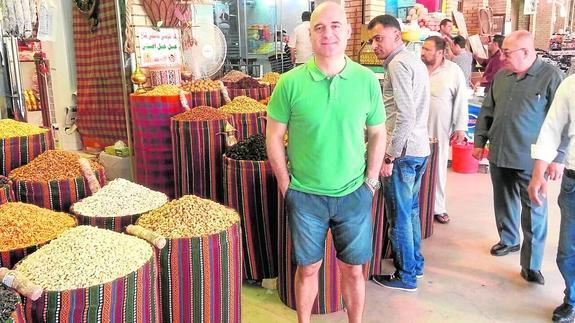 Manolo Povea posa en un mercado de la ciudad de Erbil, en la zona del Kurdistán.