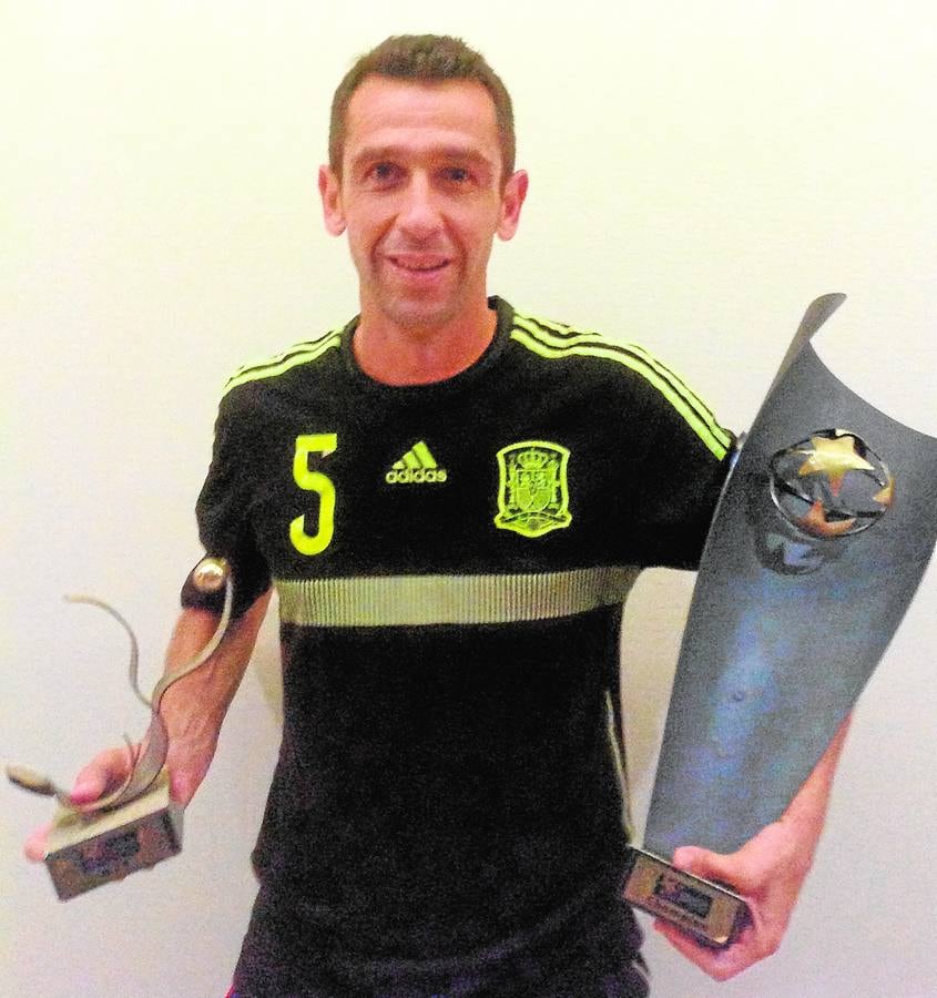 Juanma Martín, con el trofeo de campeón de Europa de fútbol-playa y el de ‘MVP’ del torneo. 