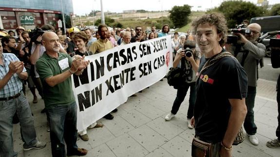 Concentración en apoyo a Roberto Rivas a su salida, ayer, de un juzgado en La Coruña.