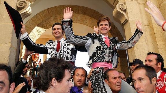 Morante de la Puebla y El Juli salen a hombros en la Goyesca de Ronda