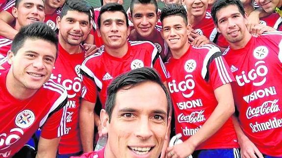 Santa Cruz se hizo ayer un ‘selfie’ con sus compañeros antes de la efeméride. :: twitter: @Futbol780