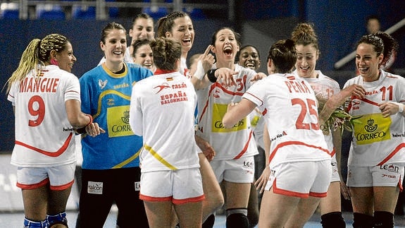 Las jugadoras de la selección femenina celebran una victoria en el pasado Mundial. 