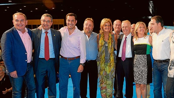 Juanma Moreno y Elías Bendodo, con los candidatos presentados, a excepción de García Urbano que tuvo que ausentarse en mitad del acto. 