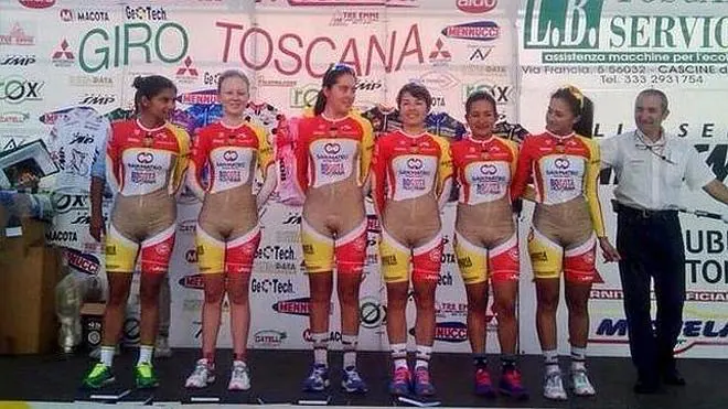 Un maillot que simula el cuerpo desnudo de las ciclistas se llena de críticas en Twitter