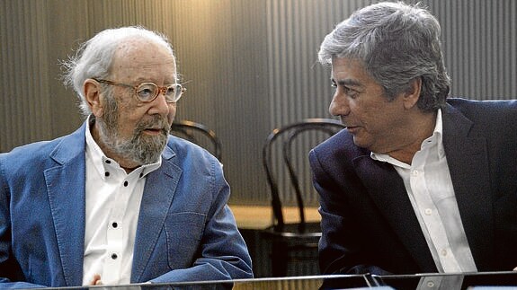 Caballero Bonald y Julio Neira, en la presentación del libro en Madrid el pasado junio. 