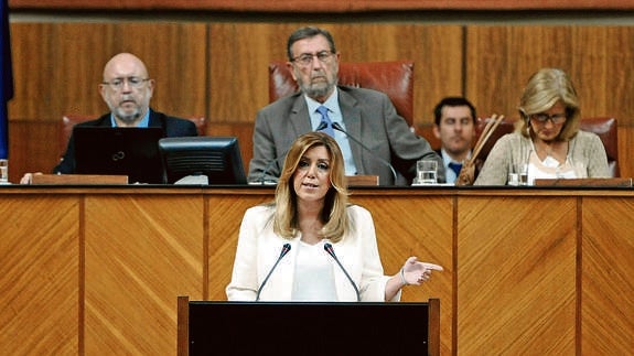 La presidenta andaluza en la tribuna del Parlamento durante su discurso. 