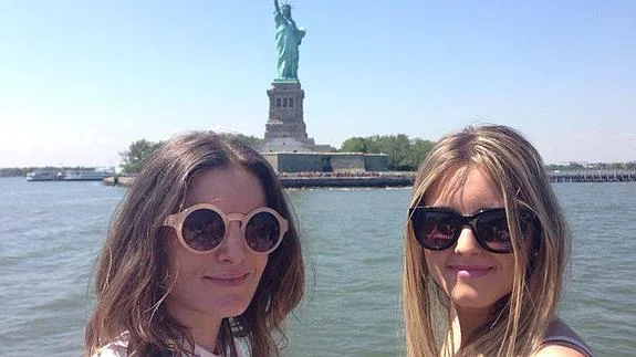 Soraya y su hermana Alejandra, con la Estatua de la Libertad. 