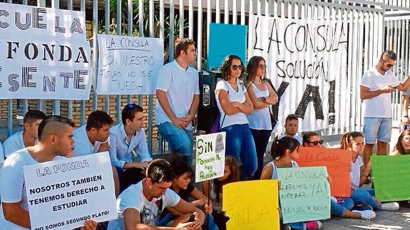 Los alumnos de ambos centros protestan frente al Edificio Negro. 