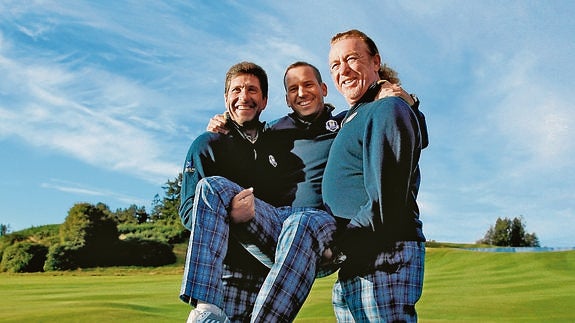 Olazabal y Miguel Ángel Jiménez bromean con Sergio García, ayer en Escocia. :: Ryder Cup/Getty Images