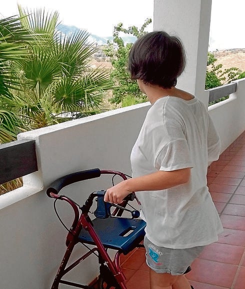 La menor tiene que ayudarse de un andador para caminar. 