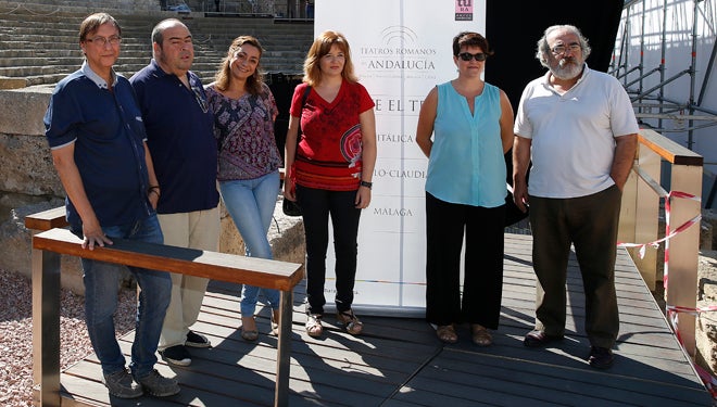 El equipo artístico, esta mañana en el teatro.