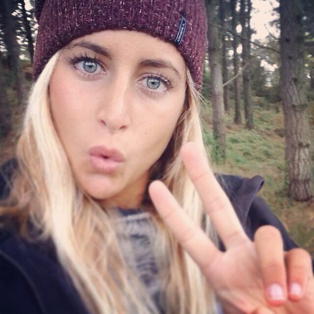 La campeona de surf niega que salga con Dani Martín