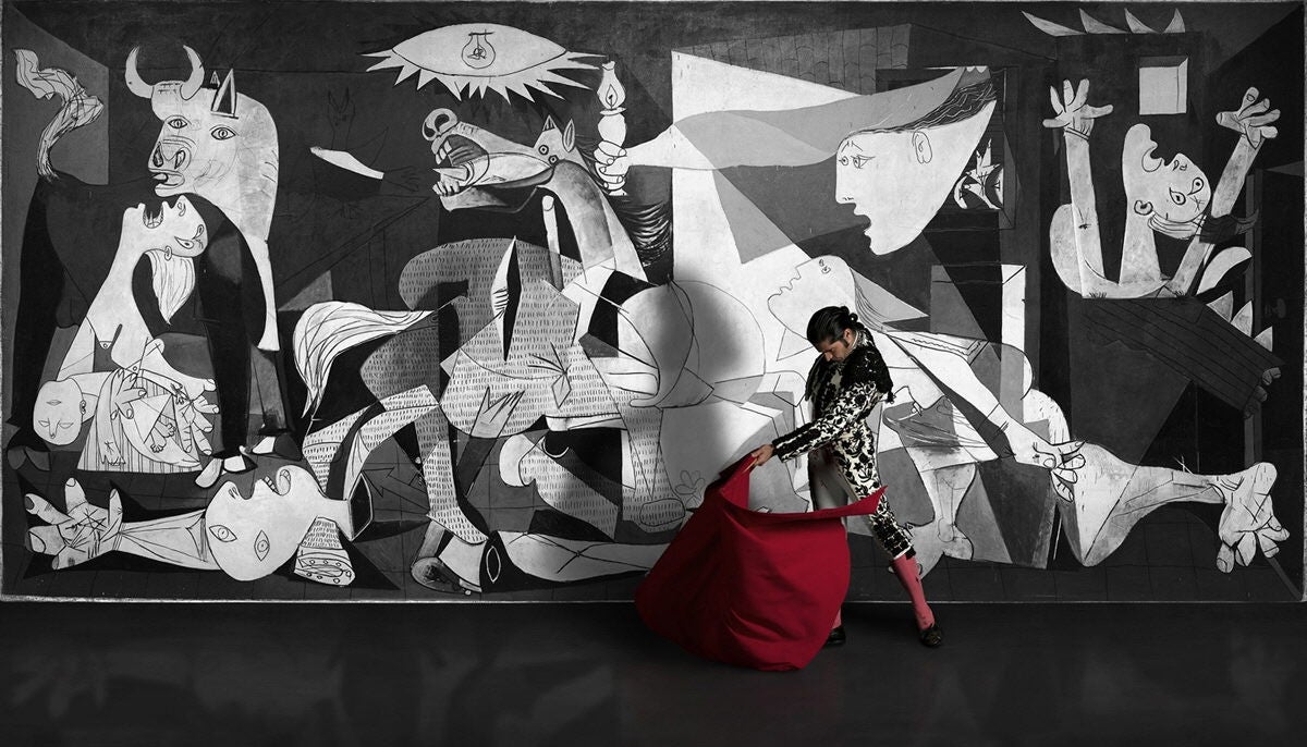 El torero, junto al Guernica.