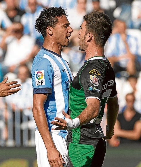 Weligton se encara con Cisma durante el Málaga-Elche.