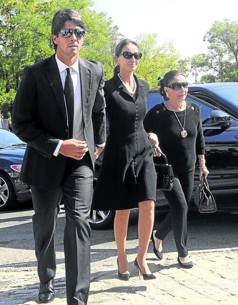 Fernando Verdasco acompaña a Isabel Preysler y a su madre, Beatriz, al cementerio. 