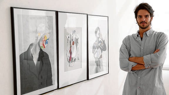 Ernesto Artillo posa junto a tres de las obras que expone en La Casarosa donde combina collage, pintura y fotografía. 