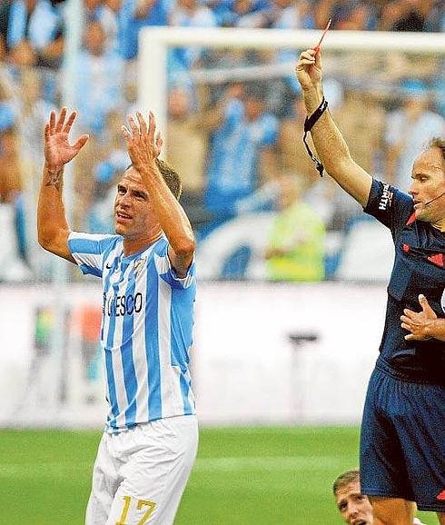 Mateu Lahoz le enseña la roja a Duda.