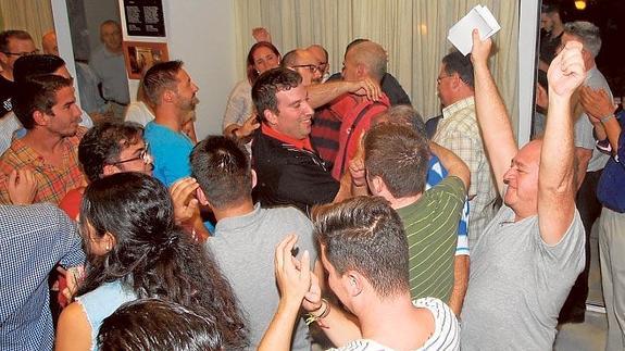 Gestos de alegría en los cofrades de Humildad y Paciencia.