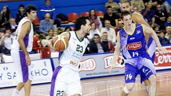 Alfonso Sánchez conduce el balón, anoche. :: José Luis Román. optasports