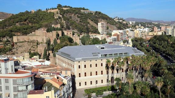 La rehabilitación del palacio de la Aduana recupera la cubierta incendiada en 1922, que añade una nueva planta al Museo de Málaga.