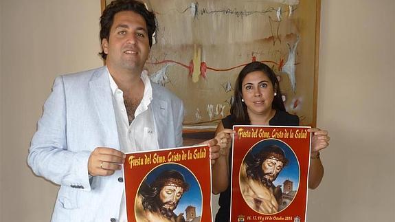 Abdeslam Lucena y María Leonor Muñiz, con el cartel de los festejos.