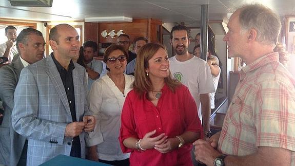 La consejera de Medio Ambiente ha visitado hoy al buque de Greenpeace-Proyecto Siroco en Málaga.